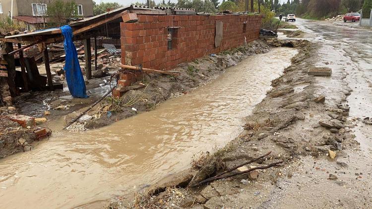 KÖY YOLU TRAFİĞE KAPATILDI