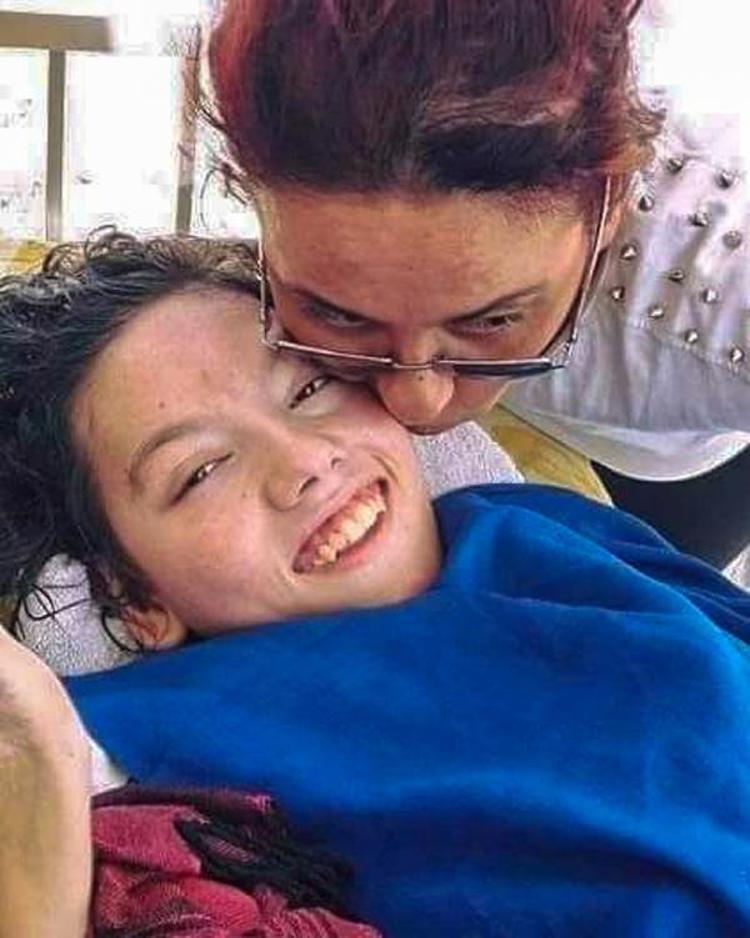 KIZININ HAYALİNİ GERÇEKLEŞTİRİYOR