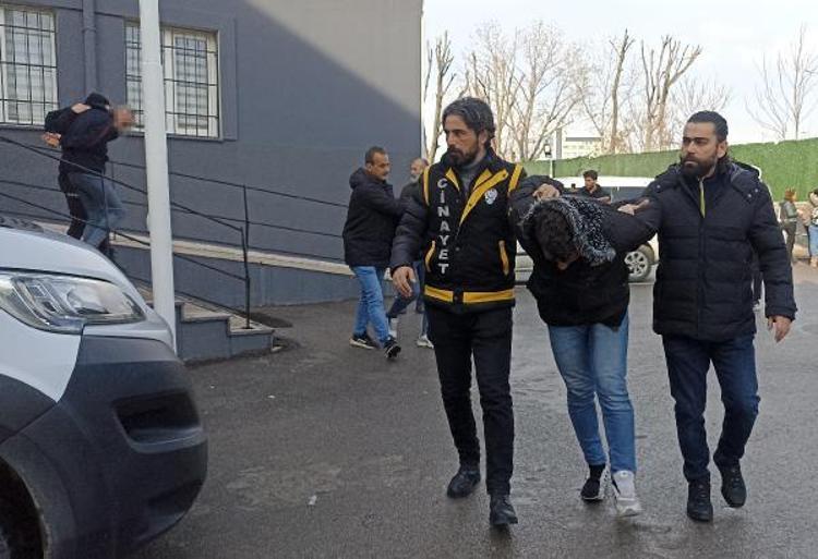 OTOMOBİLDEN ATEŞ AÇTILAR