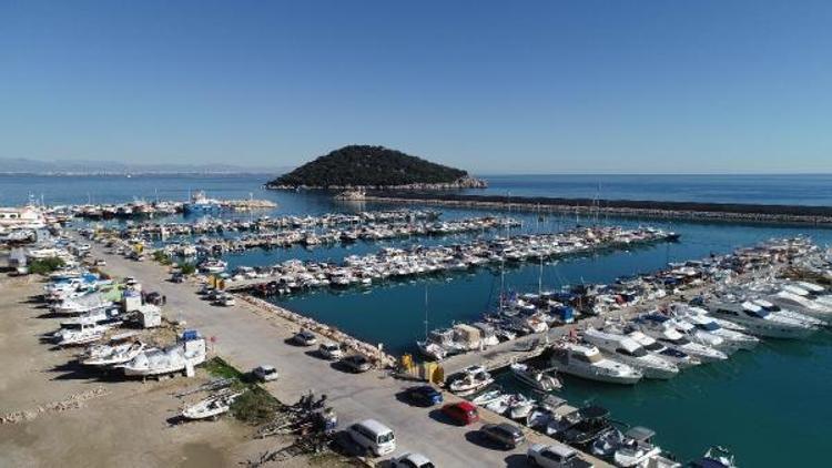 KÖRFEZE AKAN SULARDA KONTROLSÜZCE KİRLENME VAR