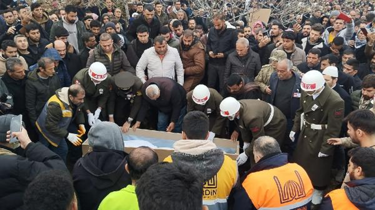 TÜRKÇE VE ARAPÇA AĞITLARLA SON YOLCULUĞUNA UĞURLANDI