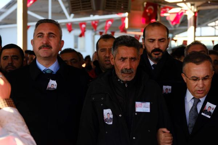 BABA OĞLUNUN FOTOĞRAFINA SARILARAK AĞIT YAKTI