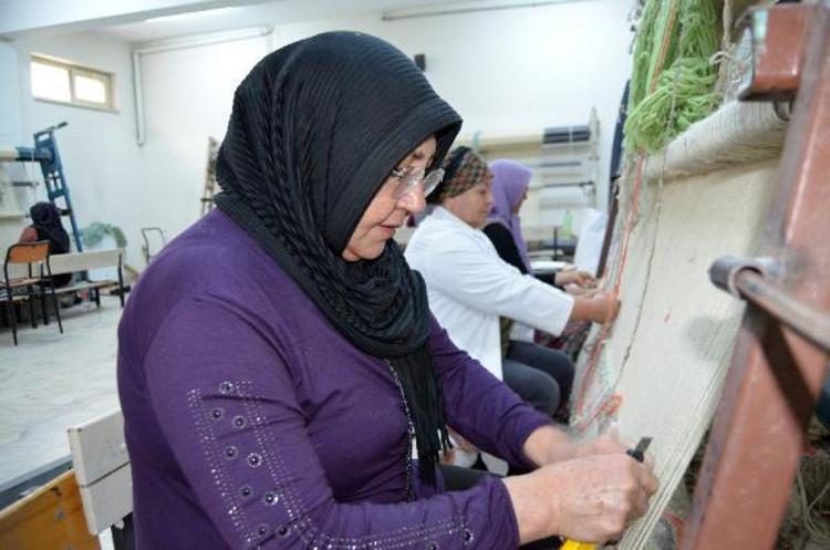 HALI DOKUYARAK KIZIMI OKUTUYORUM