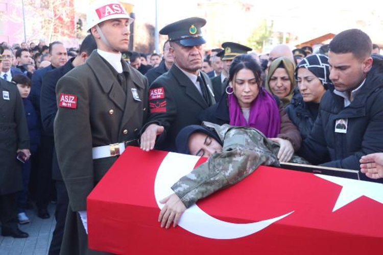 ŞEHİT SERİNKAN, SON YOLCULUĞUNA UĞURLANDI; EŞİ İLE KARDEŞİ ASKERİ ÜNİFORMA GİYDİ
