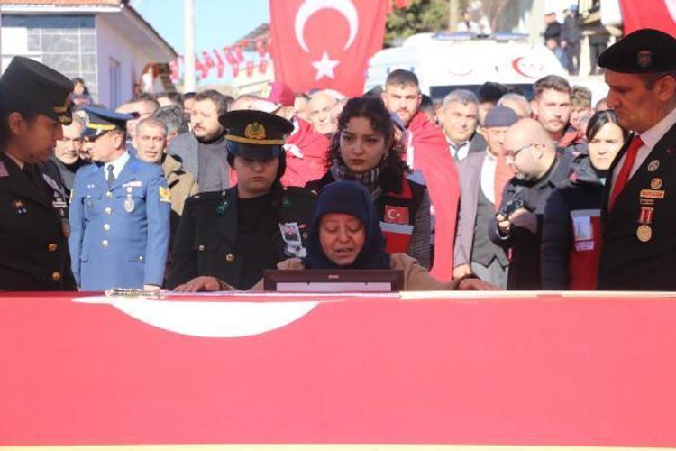 ŞEHİT TEĞMEN GÜNAYIN ANNESİ: BENİM HAKKIM HELAL SANA, SEN DE HELAL ET ASLANIM