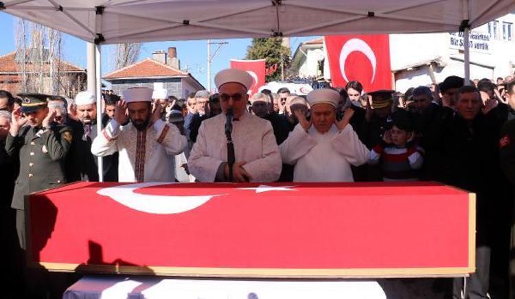 MERASİM KILICINI ÖPEREK, TABUTUN BAŞINA KOYDU