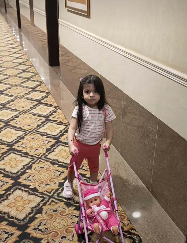 BEBEK ARABASINI SÜRMEYE ÇALIŞIRKEN YÜRÜDÜ