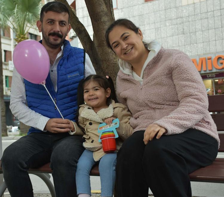 KARDEŞİYLE EVİN İÇİNDE SAKLAMBAÇ OYNUYOR