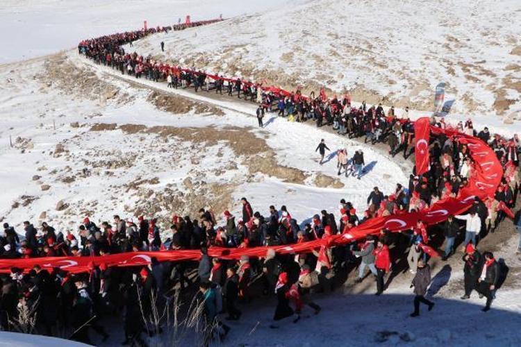 ŞEHİTLER ANISINA SAYGI ATIŞI