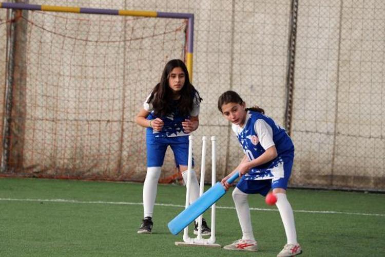 FUTBOLDAN SONRA KRİKETTE DE BAŞARI