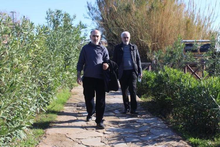 İÇİNE KAPANIK BİR KIZDI