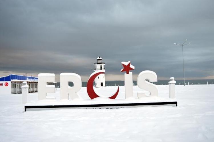 ERCİŞTE KAR KALINLIĞI 40 SANTİMETREYE ULAŞTI