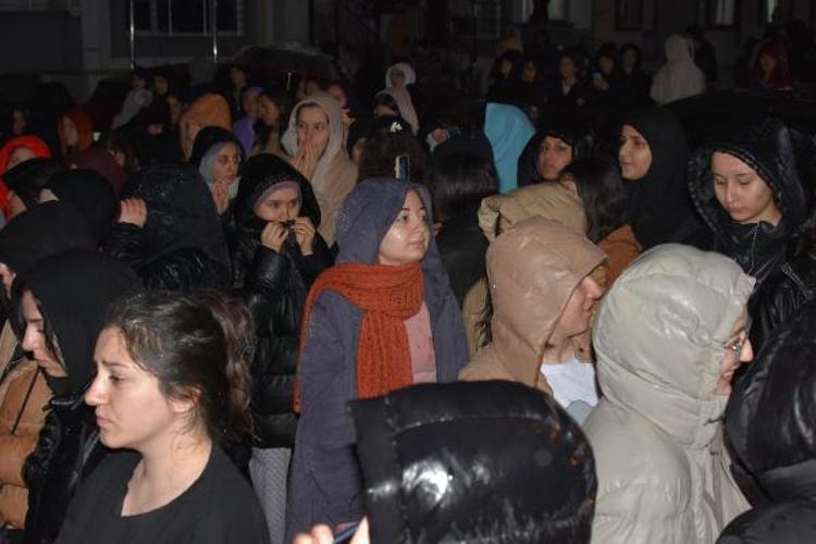 YURDUN BAHÇESİNDE PROTESTO ETTİLER