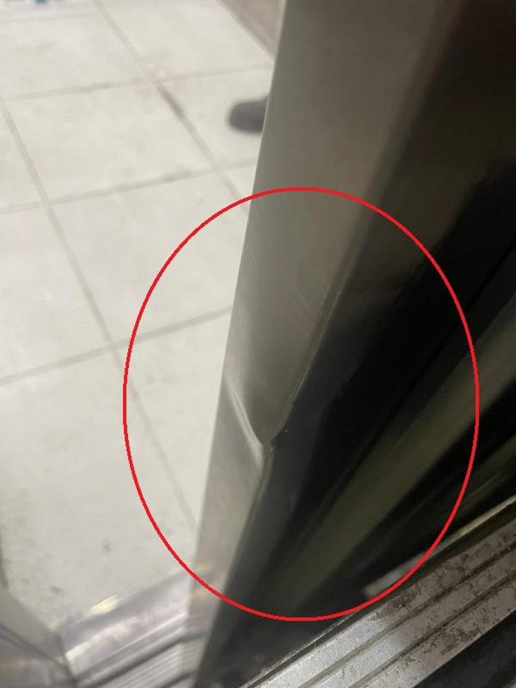 ÖĞRENCİLER KAPIYI TEKMELEMİŞ