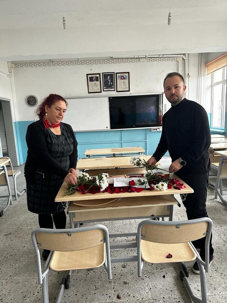 TAKDİR BELGESİ SINIFINDAKİ MASASINA BIRAKILDI