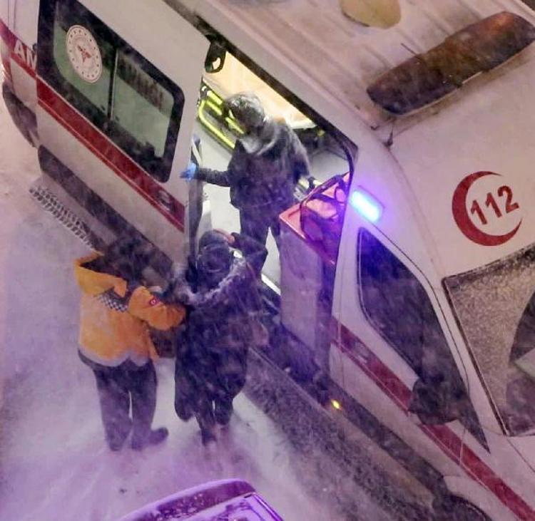 YERE CENİN POZİSYONUNDA DÜŞÜN