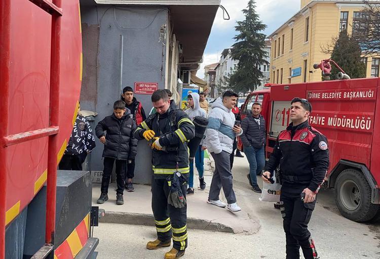 MERDİVENLERİ DUMAN SARMIŞTI