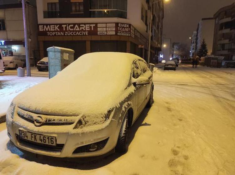 KAR KÜTLELERİ KAMYONLARLA İLÇE DIŞINA TAŞINDI