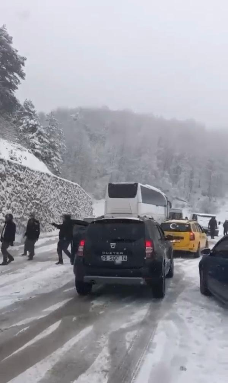 ULUDAĞ YOLUNDA YOĞUN ARAÇ TRAFİĞİ