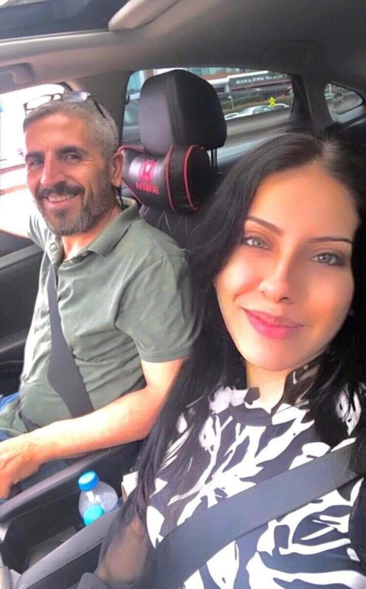 ŞU ANDA ELİNİ KOLUNU SALLAYA SALLAYA GEZİYOR