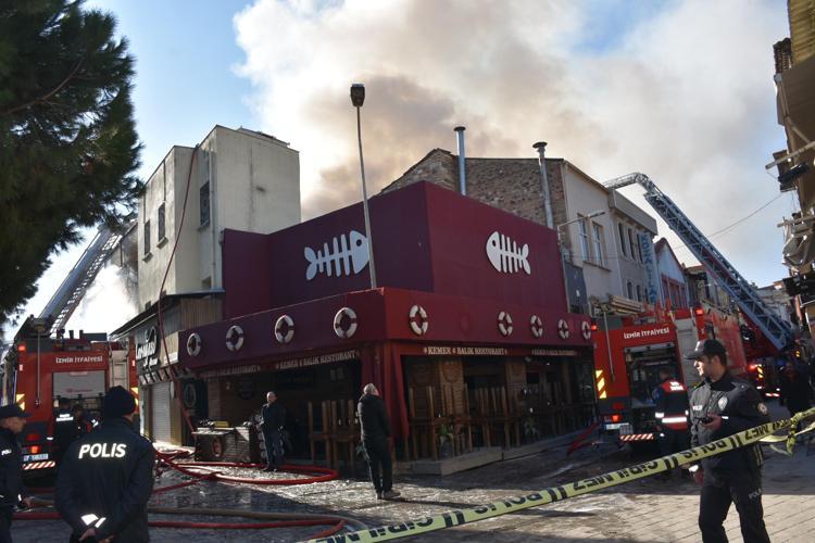 BİTİŞİKTEKİ 3 İŞ YERİNE DE SIÇRADI