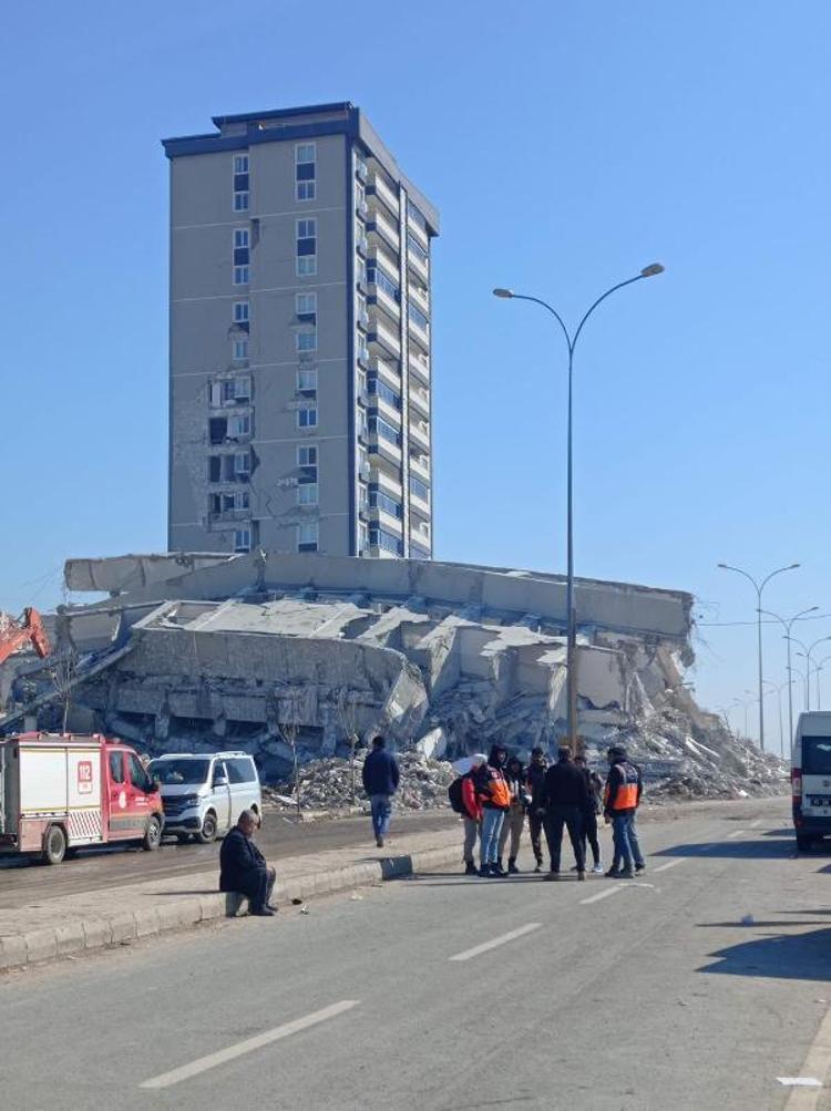 BÖLGEDE YIKILAN TEK BİNA