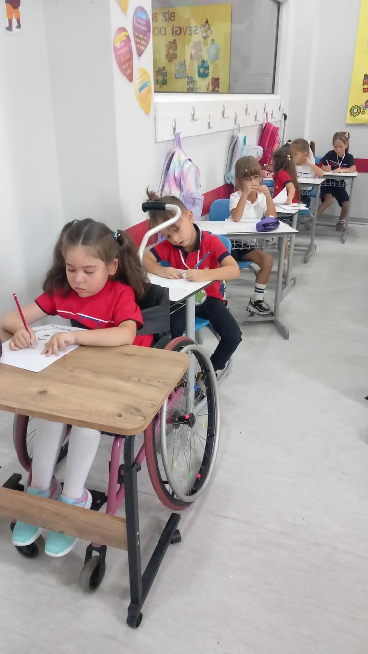 SKOLYOZ YÜZÜNDEN BAĞIMSIZ OTURAMIYOR