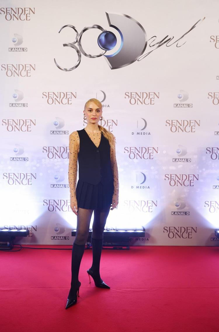 SIR PERDESİ ARALANIYOR