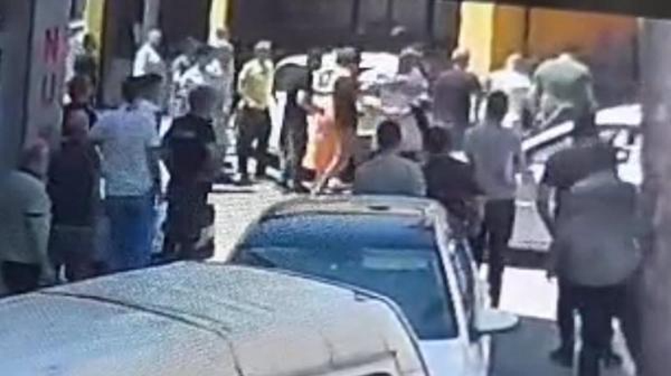 ARKA KAPIYI AÇIP KIZLARI İNDİRMEK İSTEDİM