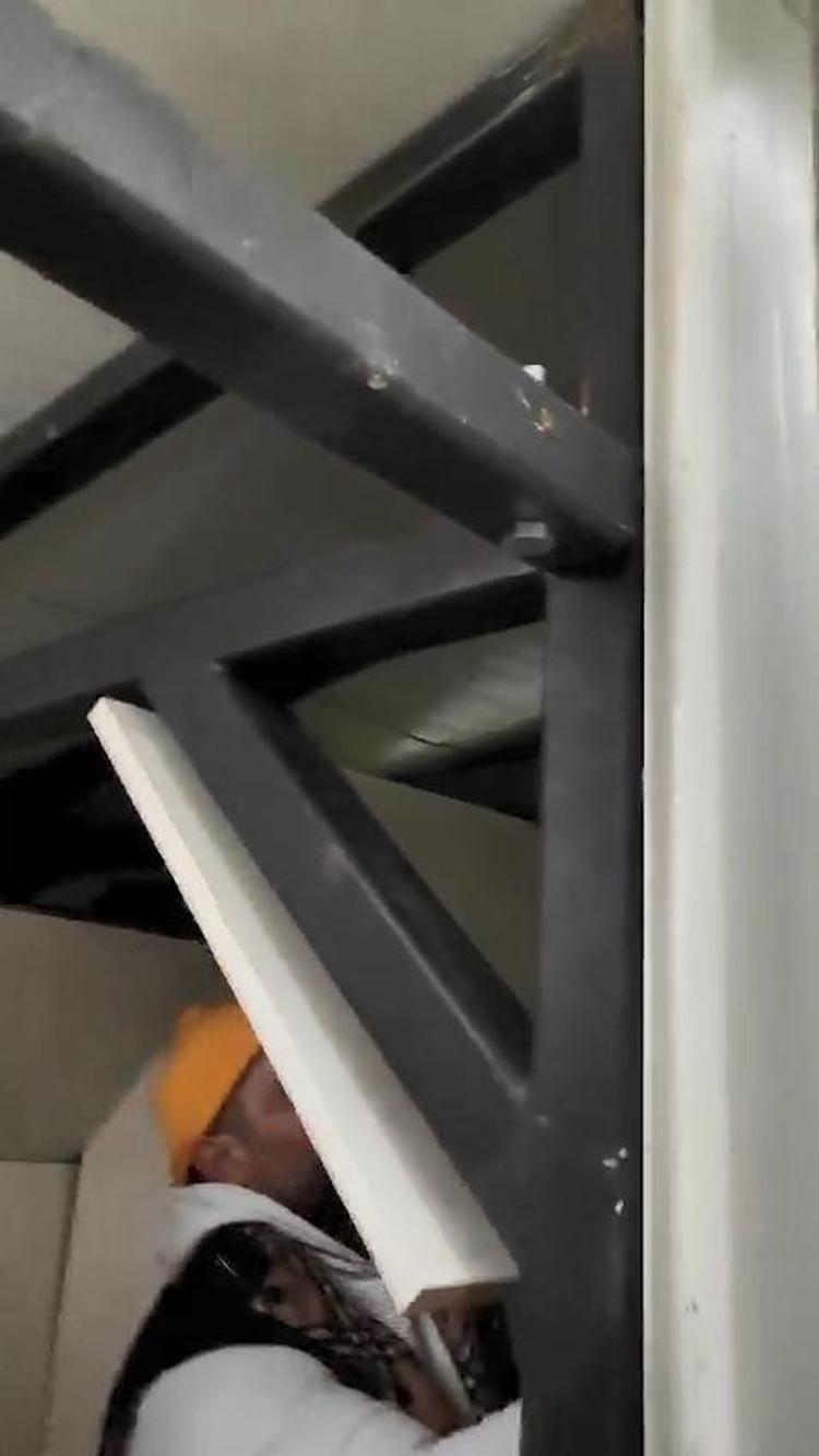 DEPREM KABİNİNE CAM KAPI GETİRDİLER