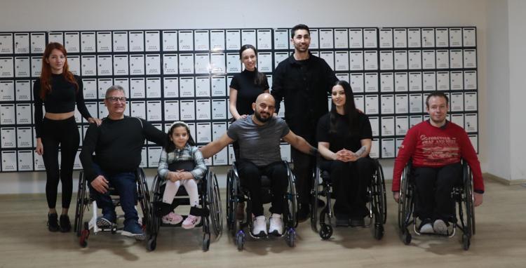 TEKERLEKLİ SANDALYEYİ BİR AKSESUAR OLARAK GÖRÜYORUM