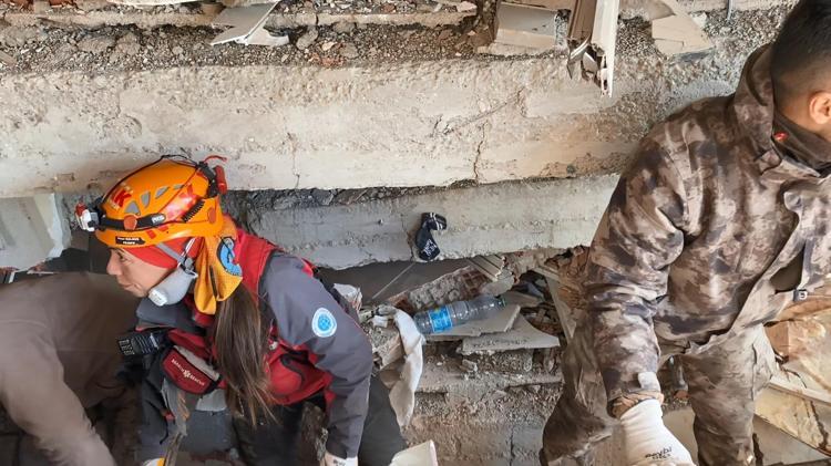 DEPREM BÖLGESİNDE KADIN OLMAMIZ AVANTAJDI