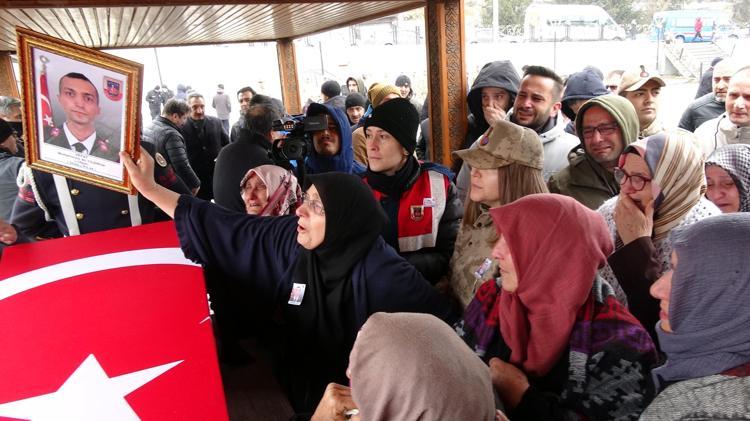 CENAZE ARACININ ARKASINDAN EL SALLADI