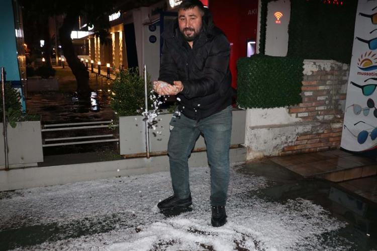 DAR ALANDA YOĞUN DOLU YAĞIŞI