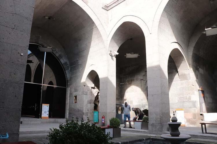 ŞEHRİN MERKEZİ KONUMUNDA