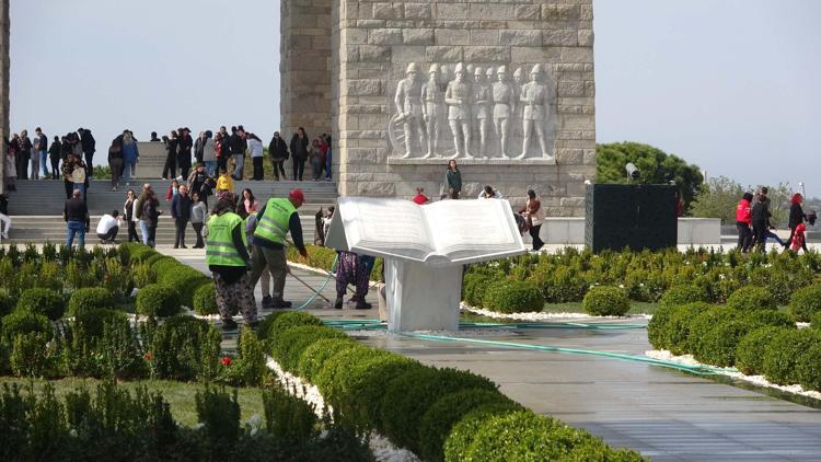İNSANLARIMIZ AKIN AKIN ÇANAKKALEYE KOŞUYOR