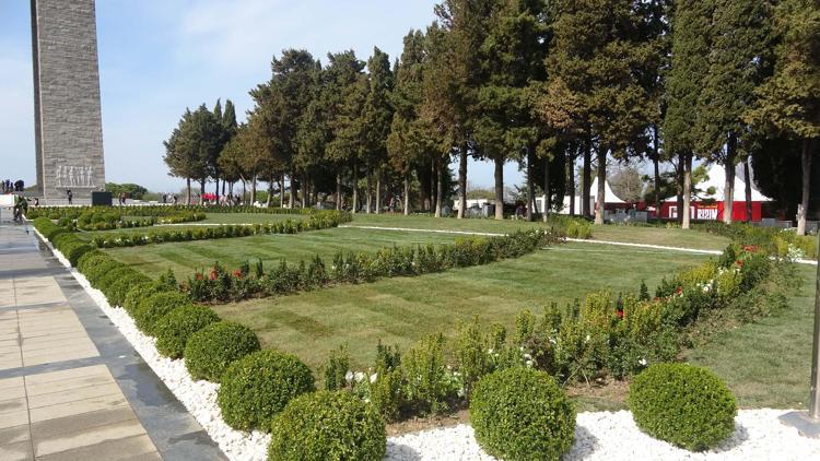 BİR GÜL BAHÇESİNE GİRER GİBİ ÖLÜME KOŞTULAR