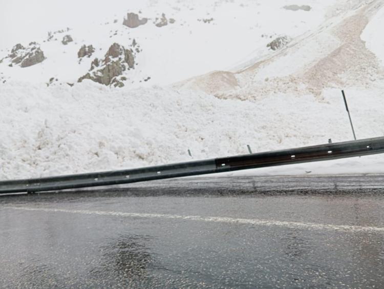 VAN VE BİTLİSTE YOLLAR KAPANDI