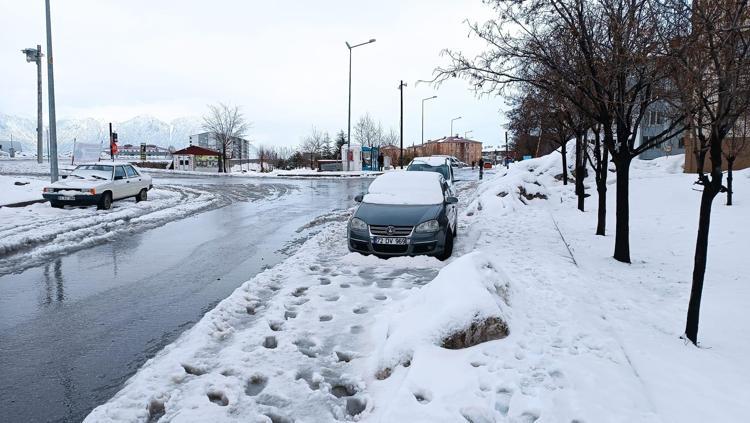 BAŞKALE BEYAZA BÜRÜNDÜ