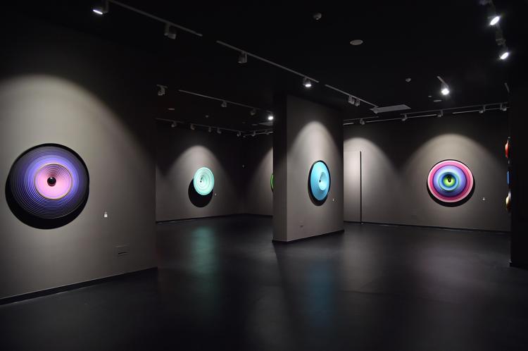 KELİMELER RENKLERİN AHENGİYLE RESME DÖNÜŞTÜ