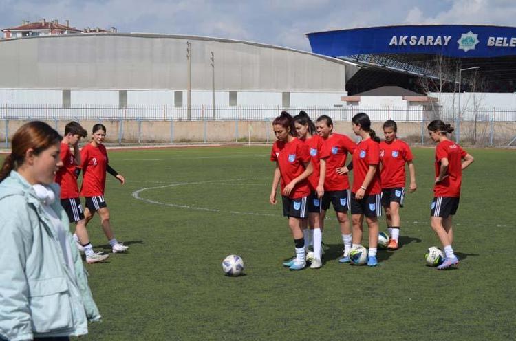 HEDEFİM BÜYÜK BİR FUTBOL TAKIMINDA OYNAMAK