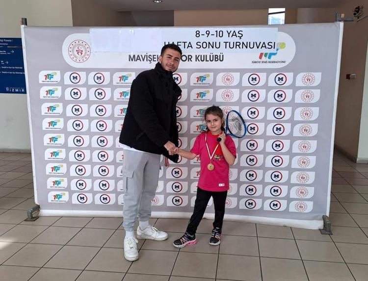 İLK MADALYASINI ALDI