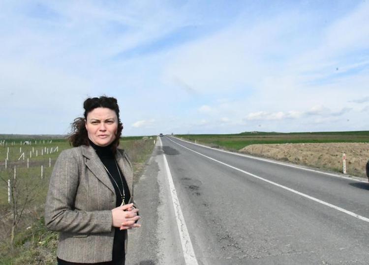 GÖRME SORUNU VAR, 2 BİSİKLET ARASINDAN GEÇMEYE ÇALIŞTI