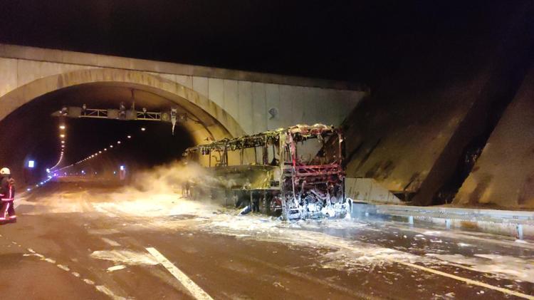 OTOBÜSÜN YANMASI KAMERAYA YANSIDI, TÜNEL DUMAN TAHLİYESİ İÇİN KAPATILDI