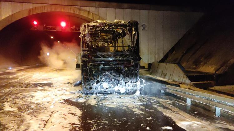 OTOBÜS ÇEKİCİYLE KALDIRILDI, TÜNELDEKİ DUMAN TAHLİYE EDİLDİ; YOL AÇILDI