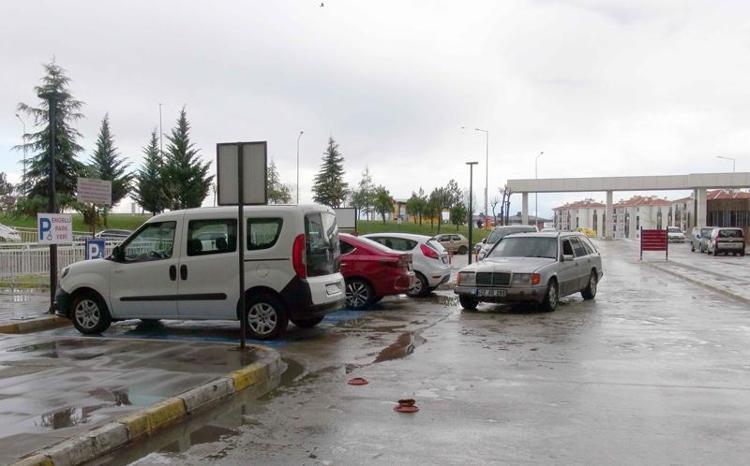 KARŞIYA GEÇMEK BİLE ÇOK GÜÇ