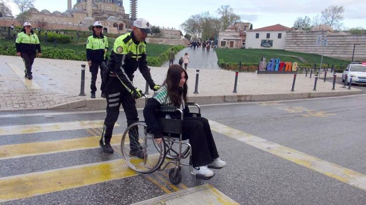 POLİS EKİPLERİ VATANDAŞLARA TEKERLEKLİ SANDALYE DENEYİMİ YAŞATTI