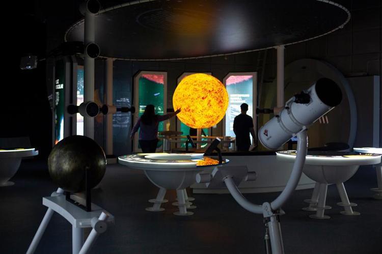 DÜNYAYA HOŞ GELDİNİZ DİYE ESPRİ YAPIYORLAR