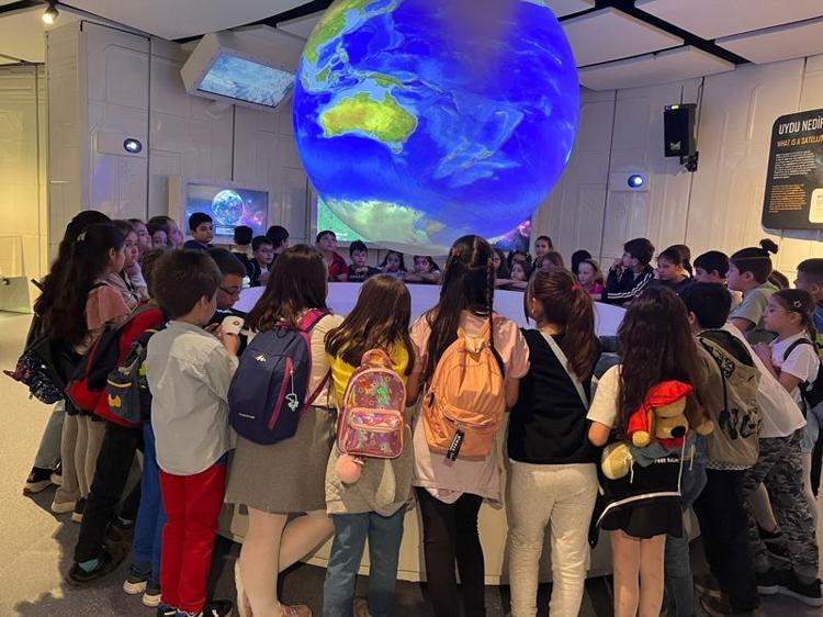 AYNAYA BAKAN ÇOCUKLAR KENDİLERİNİ EFSANELER DUVARINDA GÖRÜYOR