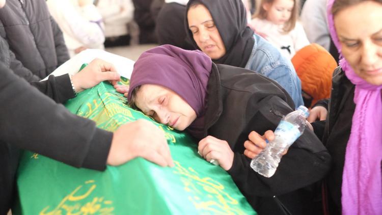 ANNESİ TABUTA SARILIP AĞLADI